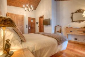 库马约尔Locanda La Brenva - Estella Hotel Collection的一间卧室设有一张大床和一个壁炉