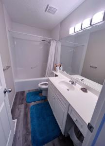卡尔加里Calgary Gorgeous Single House close LRT&UC&Free Parking的白色的浴室设有水槽和卫生间。