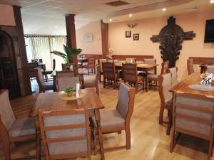 旧扎戈拉ХОТЕЛ ОМЕГА的一间设有木桌和椅子的餐厅