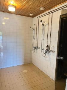萨翁林纳Norppa Resort的带淋浴的浴室和瓷砖墙