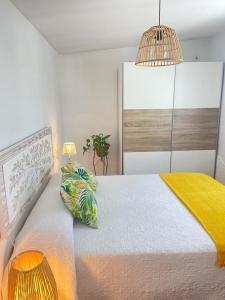 Los Santos de MaimonaFinca el atardecer- Apartamento El Peral的一间卧室配有一张带黄色毯子的大床