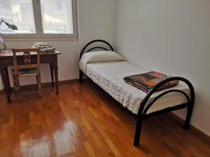 Tenna La Posada sul Colle的一间卧室配有一张床、一张桌子和一张桌子