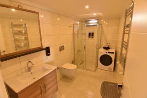特拉布宗NORA SUİTE的带淋浴、卫生间和盥洗盆的浴室
