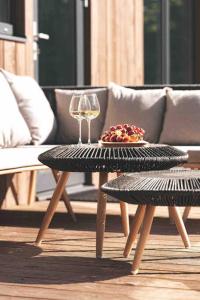 斯伽尔达Fridis&Chill的一张桌子,上面放着两杯葡萄酒和一盘食物