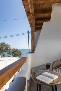 圣安娜纳克索斯Aesthete Suites的阳台配有桌子,享有海景。