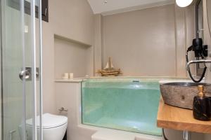 圣安娜纳克索斯Aesthete Suites的带淋浴的浴室,带游泳池