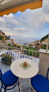 波西塔诺Villa Celentano的海景阳台上的桌椅