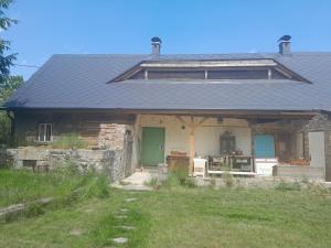 赫日布斯卡Zelený pokoj的一座带绿门和屋顶的房子