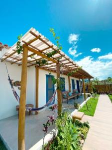 哥隆巴奥Aldeia Corumbau的一座房子内带木制凉棚的庭院