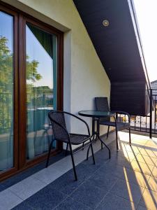 格鲁德柴兹Ararat的阳台配有一张桌子和两把椅子