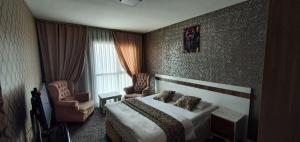 吉拉克İNCİ HOUSE的酒店客房,配有一张床和两把椅子