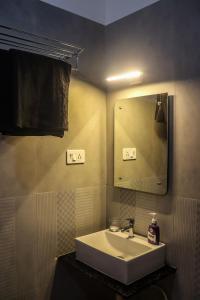 普里Tavāsmi的一间带水槽和镜子的浴室