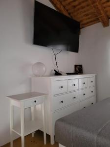 扎达尔Mini Villa Punta的卧室配有白色梳妆台,墙上配有电视