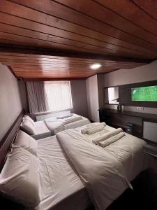 伊斯坦布尔Gold Corner Hotel的一间卧室设有三张床和一台平面电视