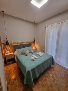 比雷埃夫斯Piraeus open view Appartment的卧室里有一只狗躺在床上