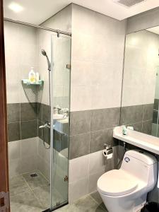 兴安Skylux homestay Ecopark Hung Yen的一间带卫生间和玻璃淋浴间的浴室