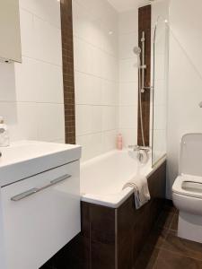 伦敦Central Location 2 bed flat, Zone II, London NW6的白色的浴室设有水槽和卫生间。