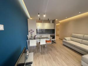 地拉那City center Apartment 1的客厅配有沙发和桌子。