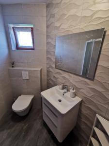 克尔克尼斯美景公寓的浴室配有白色水槽和卫生间。
