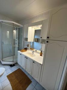 Fantastisk eiendom med flott utsikt的白色的浴室设有水槽和淋浴。