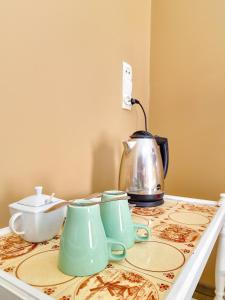 格鲁德柴兹Ararat的茶壶和茶杯的桌子