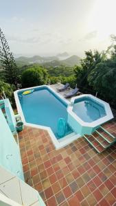 Cap EstateVilla Ocean Blu的享有游泳池上方庭院的景色