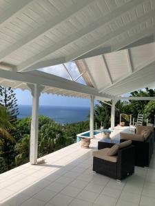 Cap EstateVilla Ocean Blu的一个带顶棚的门廊,享有海景