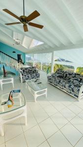 Cap EstateVilla Ocean Blu的带沙发和吊扇的客厅