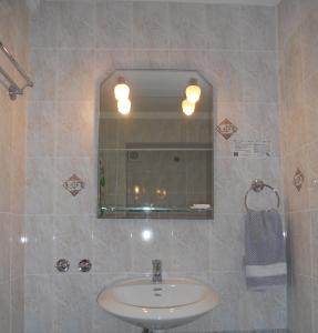 提诺斯阿夫拉酒店的一间带水槽和镜子的浴室