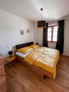 卡什佩尔斯凯霍里Apartmán Kašperák的一间卧室配有一张带黄色床罩的大床