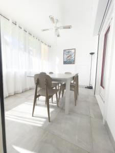 FilaosL'Hermitage - Appartement T3 en bord de plage的白色的用餐室配有桌椅
