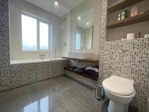 伦敦Entire house floor perfect for a couple - available for single too的浴室配有卫生间、盥洗盆和浴缸。