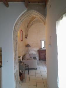 阿尔勒La maison de Toinette的带沙发的客厅的拱门