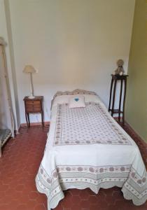 阿尔勒La maison de Toinette的卧室配有带白色棉被的床