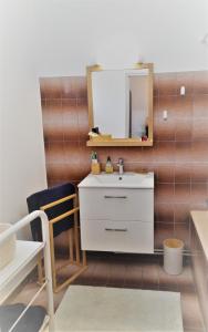 阿尔勒La maison de Toinette的浴室设有白色水槽和镜子