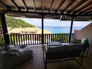 阿约斯尼奇塔斯The Ionian View的阳台配有沙发,享有海景。