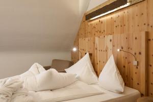 塔弗伊马达特斯齐酒店的一间卧室配有带白色枕头的床