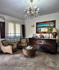维拉西米乌斯萨苏瑞哥酒店的客厅配有吊灯和桌椅