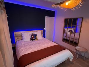 格拉斯L'HEURE BLEUE, magnifique 2 pièces neuf centre historique的一间卧室配有一张蓝色的灯光床