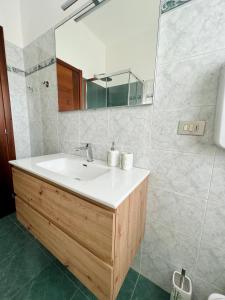 迪亚诺马里纳Luxury Guest House - Diano Marina的浴室设有白色水槽和镜子
