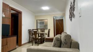 瓜拉派瑞Luxuoso a 250 Mts da Praia的带沙发的客厅和用餐室
