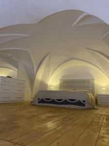 马蒂诺Family Deluxe Suite Salento的一间白色客房内的床铺卧室