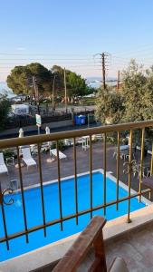 沃尔沃罗Apartment & Studios Haido的阳台享有游泳池的景致。
