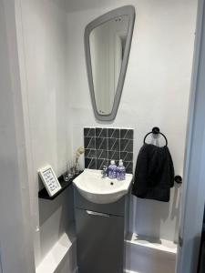 格拉斯顿伯里Glastonbury Hideaway的一间带水槽和镜子的浴室