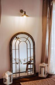 SomeraroHistorical Penthouse on Isola dei Pescatori的一张床铺角落的镜子