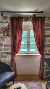 帕里斯特Casa Vita Nova的客厅设有红色窗帘的窗户
