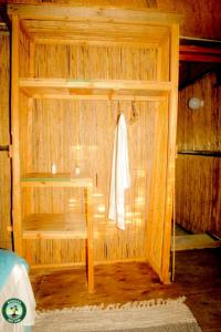 NataMokoka Rest Camp的小型木制客房配有1张床和1张桌子