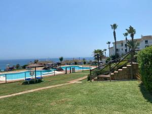 阿尔加德萨Fantastic Sea View Apartment的一个带游泳池和海洋的度假胜地