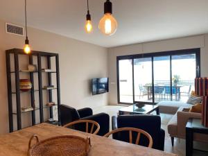 阿尔加德萨Fantastic Sea View Apartment的一间带桌椅的房间和一间客厅