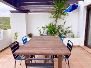 阿尔加德萨Fantastic Sea View Apartment的天井上的木桌和椅子